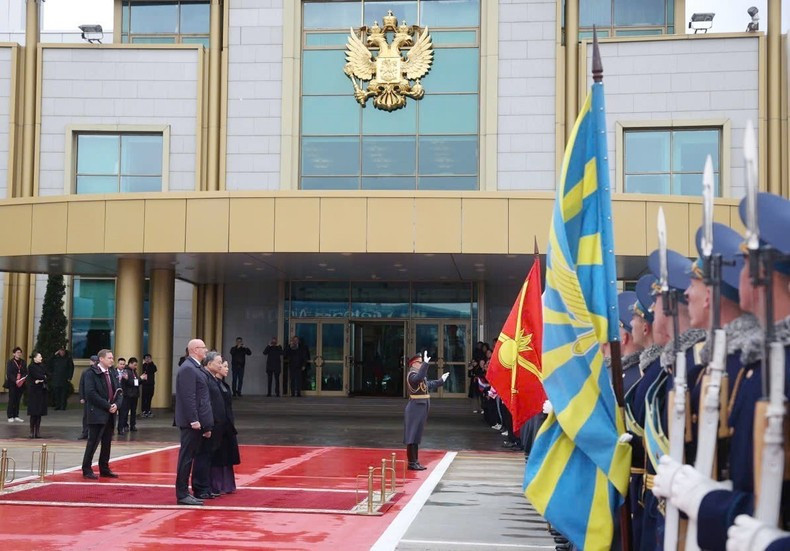 在莫斯科伏努科沃2号机场的苏林总书记一行送行仪式。