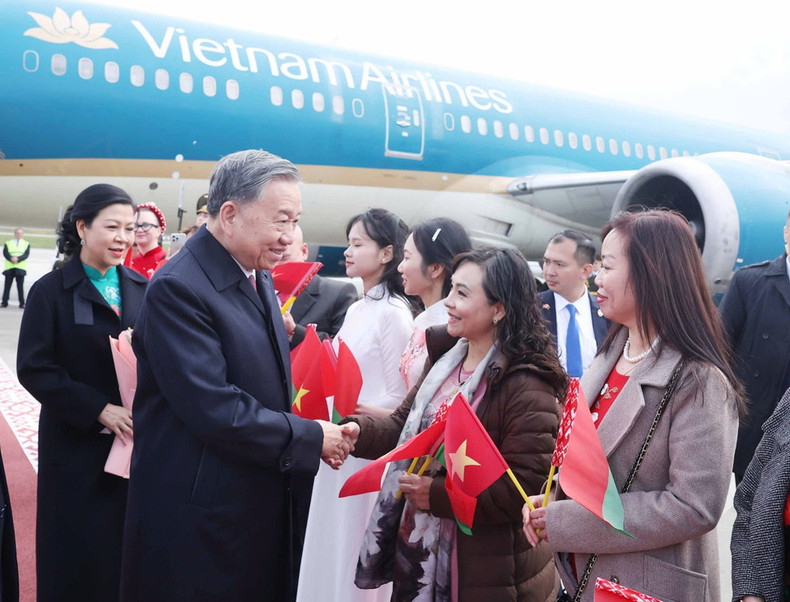 旅白越南人社群代表到明斯克国际机场迎接苏林总书记及夫人一行。