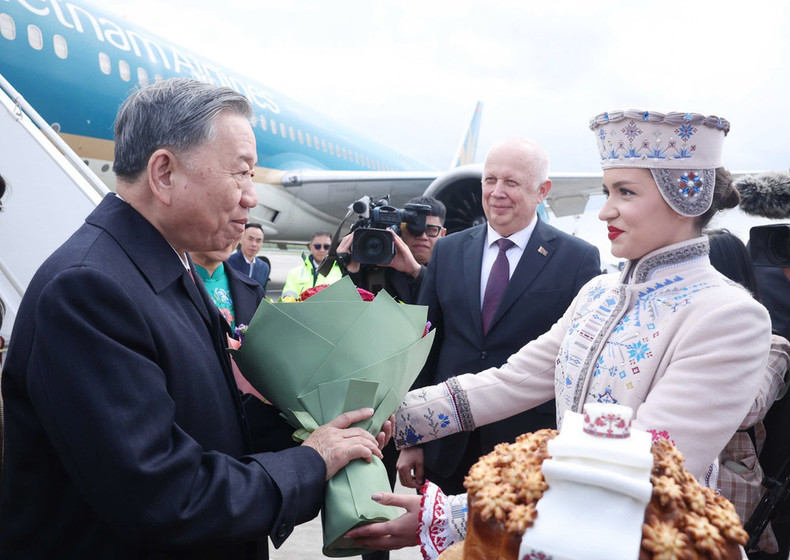 身着传统服饰的白俄罗斯少女献花欢迎苏林总书记及夫人到访。