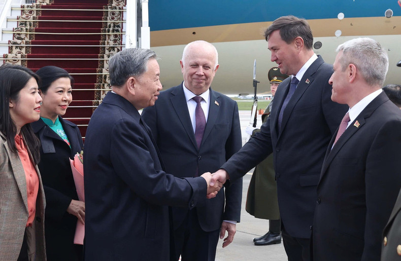 白俄罗斯副总理阿纳托利·西瓦克及多位政府官员到明斯克国际机场迎接苏林总书记及夫人一行。