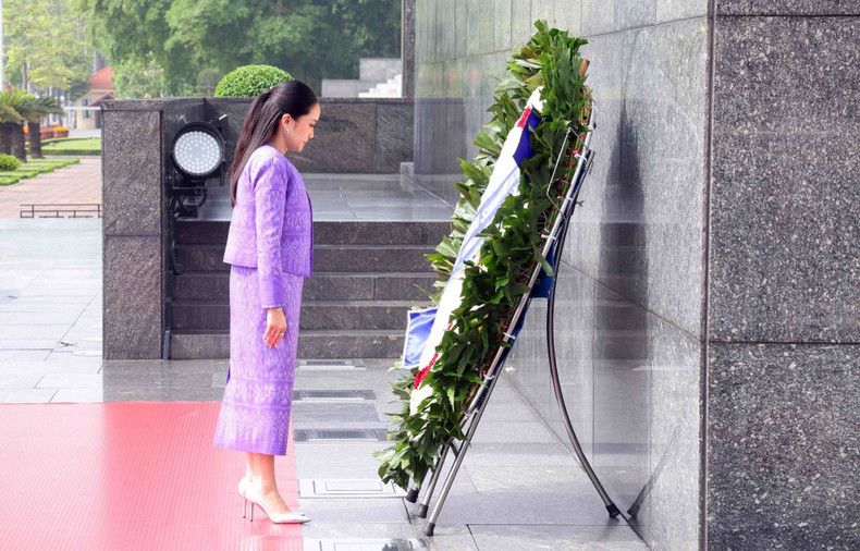 泰国总理佩通坦·钦那瓦前往胡志明主席陵敬献花圈。 泰国总理佩通坦·钦那瓦前往胡志明主席陵敬献花圈。