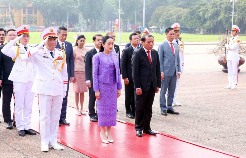 泰国总理佩通坦·钦那瓦前往胡志明主席陵敬献花圈。 泰国总理佩通坦·钦那瓦前往胡志明主席陵敬献花圈。