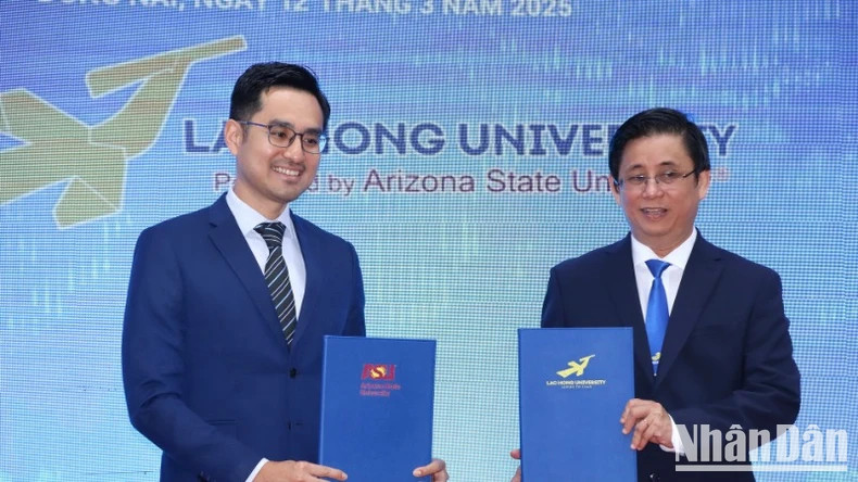 雒鸿大学与亚利桑那州立大学合作签约仪式。 雒鸿大学与亚利桑那州立大学合作签约仪式。