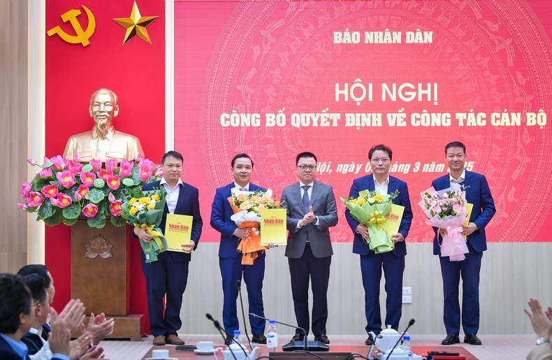 黎国明同志向新任干部授予决定。