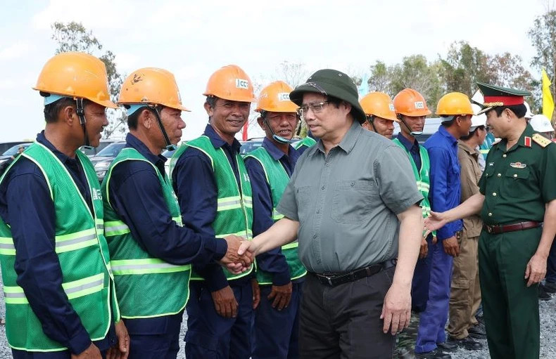 越南总理范明正鼓励正在建设芹苴至金瓯高速公路项目穿过金瓯市段的工人和工程师。 越南总理范明正鼓励正在建设芹苴至金瓯高速公路项目穿过金瓯市段的工人和工程师。