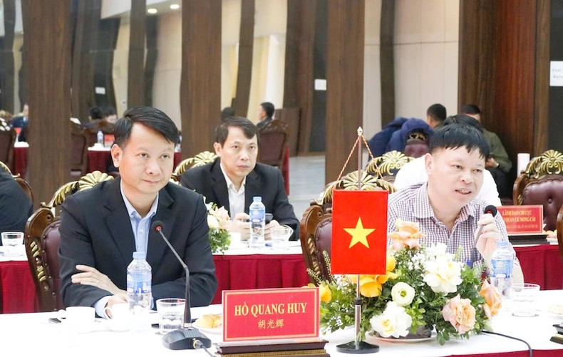 芒街市人民委员会主席胡光辉在会上发言。 芒街市人民委员会主席胡光辉在会上发言。