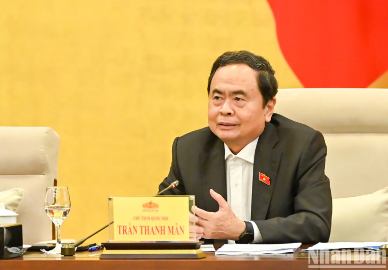 国会主席陈青敏在会上发表讲话。