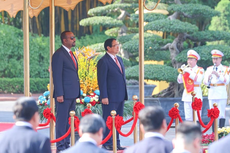 两位总理登上检阅台倾听军乐队奏响了埃塞俄比亚和越南国歌。（图片来源：VGP）