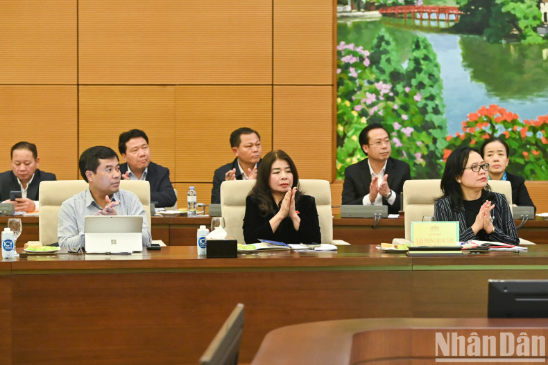 各位代表出席会议。