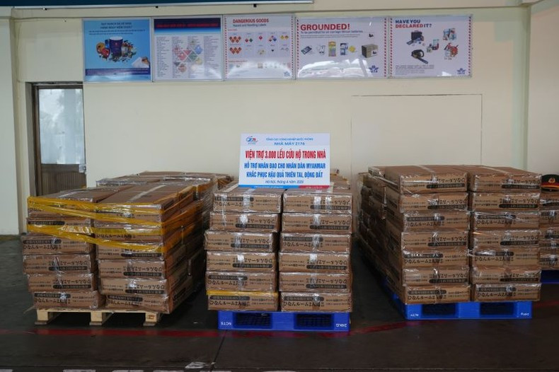 救援物资包括干粮、个人帐篷等必需品和许多其他救援物品。