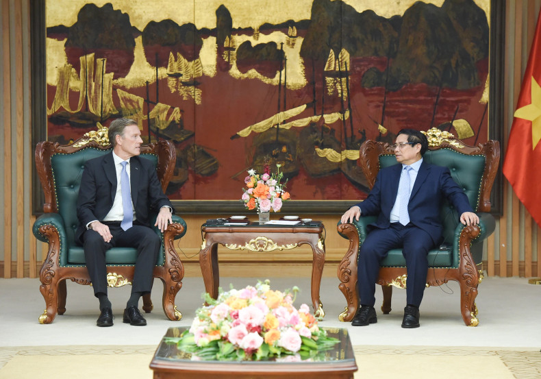 越南政府总理范明正会见空中客车国际执行副总裁范沃施。