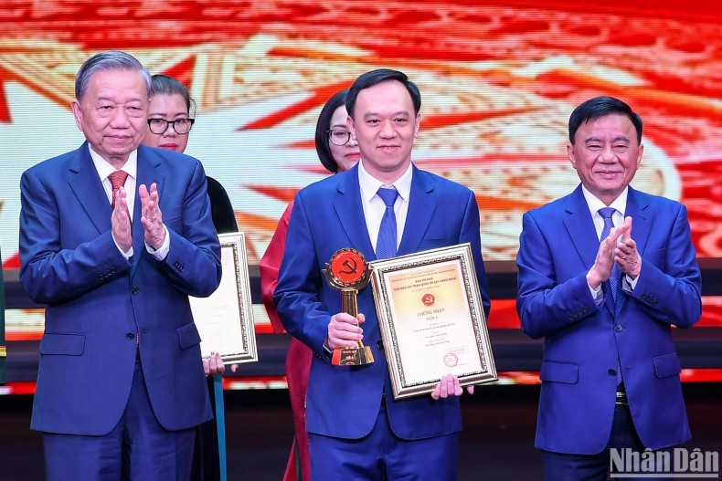 《人民报》社网络部副主任吴越英代表获奖作者组领取一等奖。