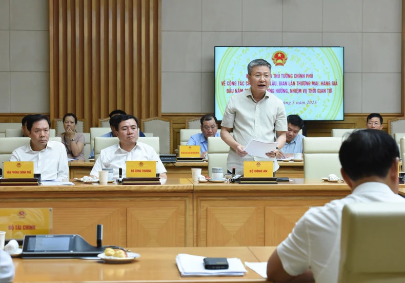 公安部副部长阮玉林发表讲话。