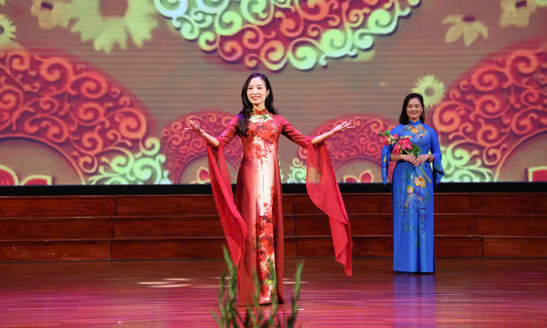 此次活动上展示的奥黛设计师清河的“春色”系列作品之一。 此次活动上展示的奥黛设计师清河的“春色”系列作品之一。