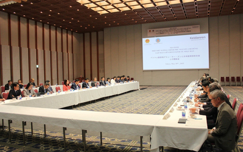 阮志勇副总理还出席与日本经济团体联合会的圆桌座谈。(图片来源:越通社) 阮志勇副总理还出席与日本经济团体联合会的圆桌座谈。(图片来源:越通社)