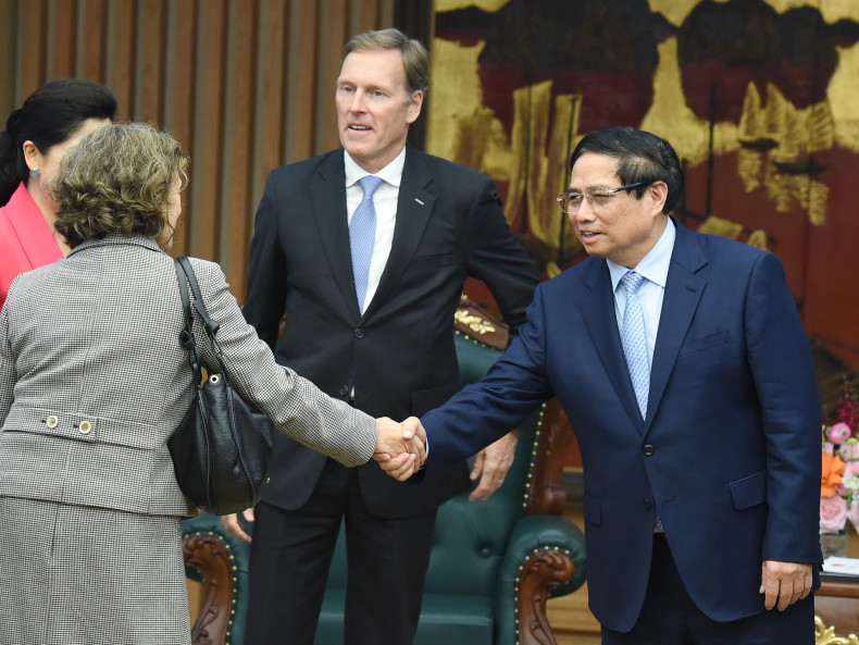 范明正总理同空中客车代表团圆。