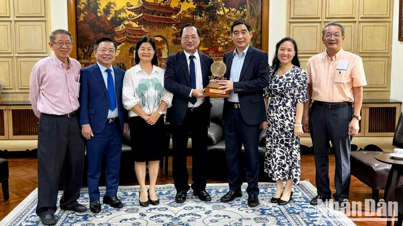 越泰友好协会向越南驻泰国大使馆赠送礼物。