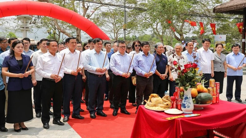 各位代表敬香缅怀黄叔抗新闻学校的各位学员。 各位代表敬香缅怀黄叔抗新闻学校的各位学员。