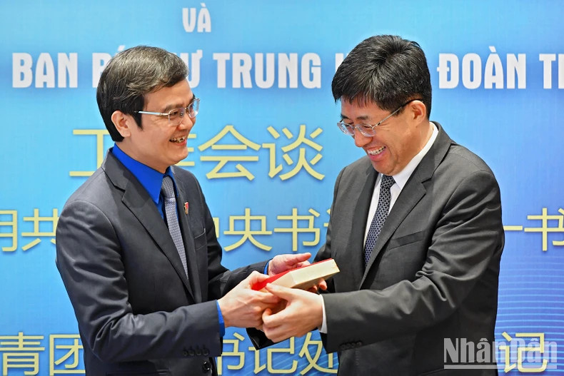 会谈在友好氛围中进行。 会谈在友好氛围中进行。