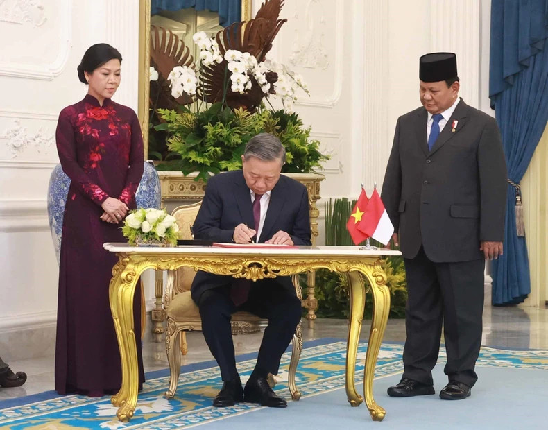 苏林总书记在嘉宾簿上签名。