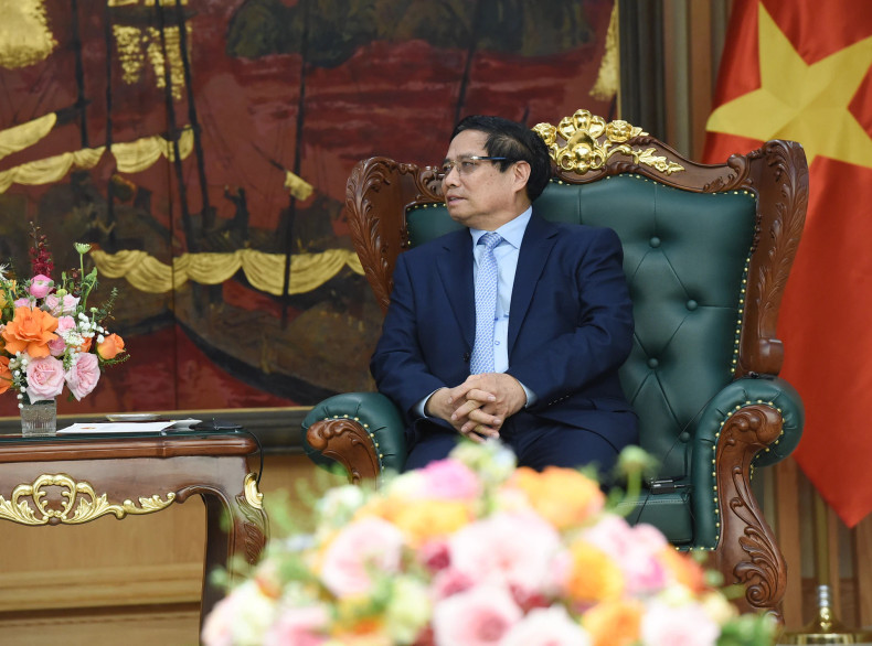 范明正总理发表讲话。