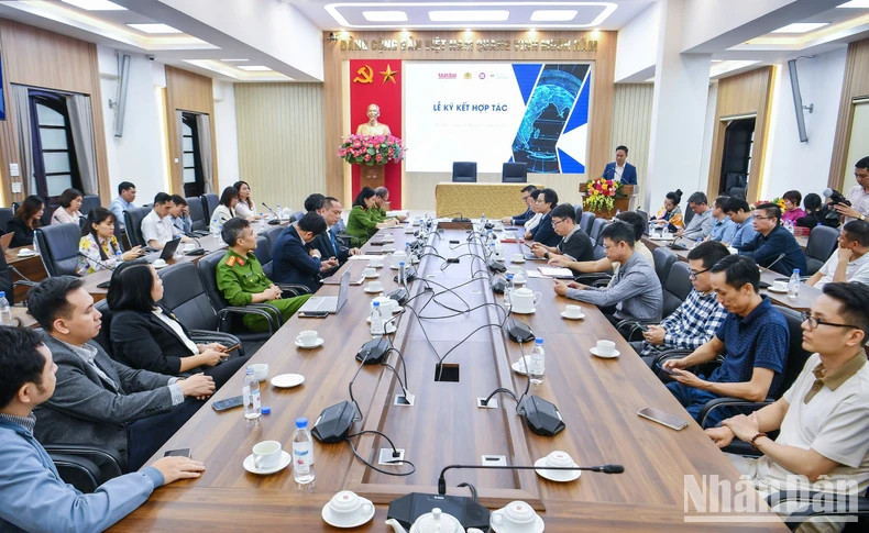 签署仪式场景。