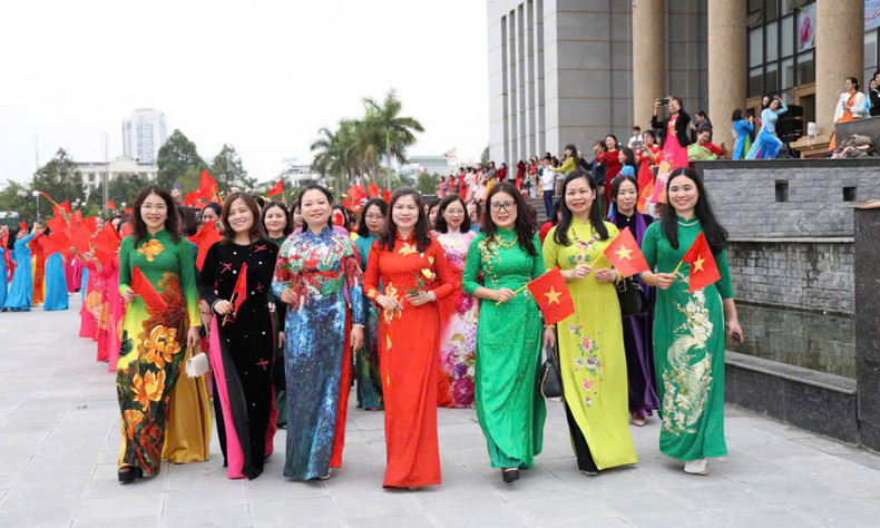 代表们一起参加奥黛活动演示。 代表们一起参加奥黛活动演示。