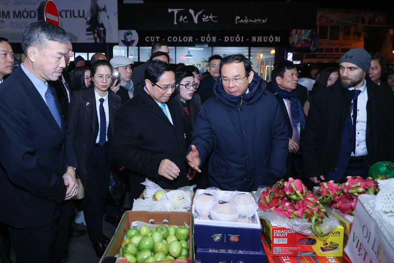 范明正总理参观沙巴购物中心。(图片来源:VGP) 范明正总理参观沙巴购物中心。(图片来源:VGP)