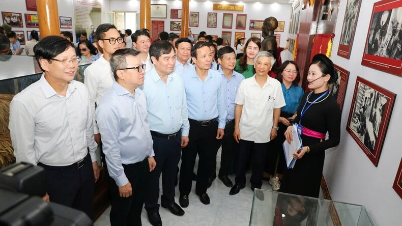 各位代表参观黄叔抗新闻学校国家历史遗迹。 各位代表参观黄叔抗新闻学校国家历史遗迹。