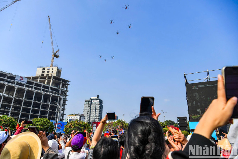 民众心高彩烈地拍下胡志明市天空中令人印象深刻的瞬间。