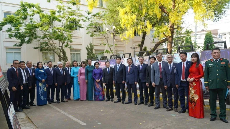 梁强主席和越南驻老挝大使馆干部人员合影。 梁强主席和越南驻老挝大使馆干部人员合影。