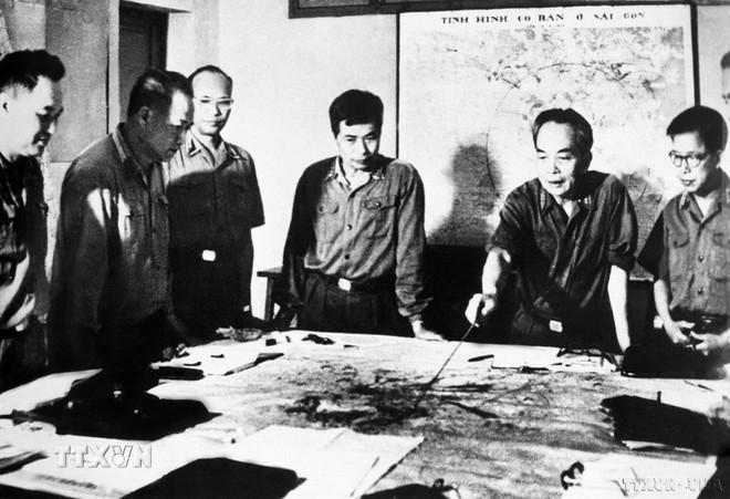 武元甲大将与中央军委同志们批阅胡志明战役(1975年4月)作战方案。(图片来源:越通社) 武元甲大将与中央军委同志们批阅胡志明战役(1975年4月)作战方案。(图片来源:越通社)