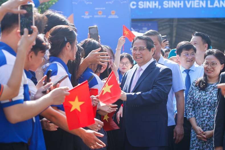 范明正总理和出席第七届全国学生、大学生创业节的代表。 范明正总理和出席第七届全国学生、大学生创业节的代表。