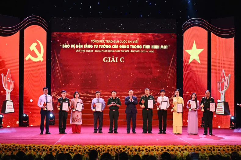 荣获三等奖的各位作者。 荣获三等奖的各位作者。