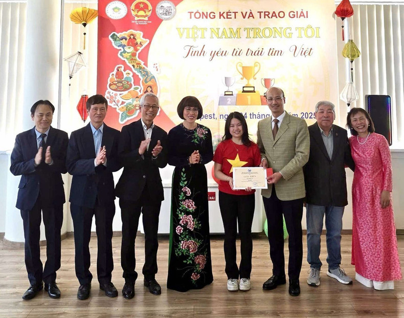 向获奖的学生颁发奖状。(图片来源:越通社) 向获奖的学生颁发奖状。(图片来源:越通社)