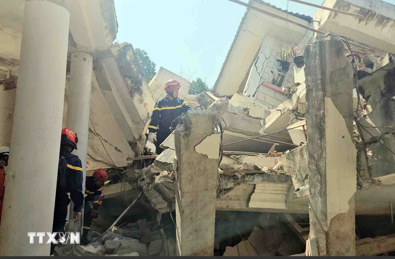 越南公安部救援队开始在实皆省展开救援。(图片来源:越通社) 越南公安部救援队开始在实皆省展开救援。(图片来源:越通社)