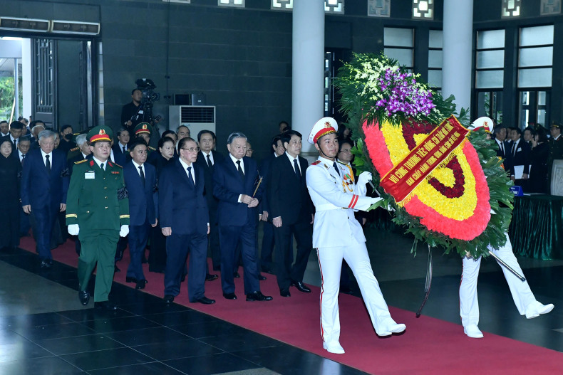 越共中央委员会代表团吊唁原国家主席陈德良逝世。 越共中央委员会代表团吊唁原国家主席陈德良逝世。