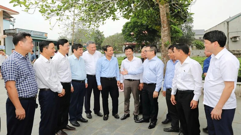 各位代表在寻根之旅活动中交流。 各位代表在寻根之旅活动中交流。