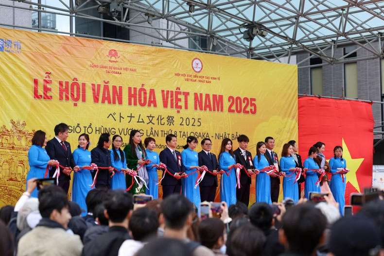 越南驻大阪总领事吴郑河、堺市文化与旅游局局长山崎久树、旅居关西越南人协会主席黎商出席开幕式。 越南驻大阪总领事吴郑河、堺市文化与旅游局局长山崎久树、旅居关西越南人协会主席黎商出席开幕式。