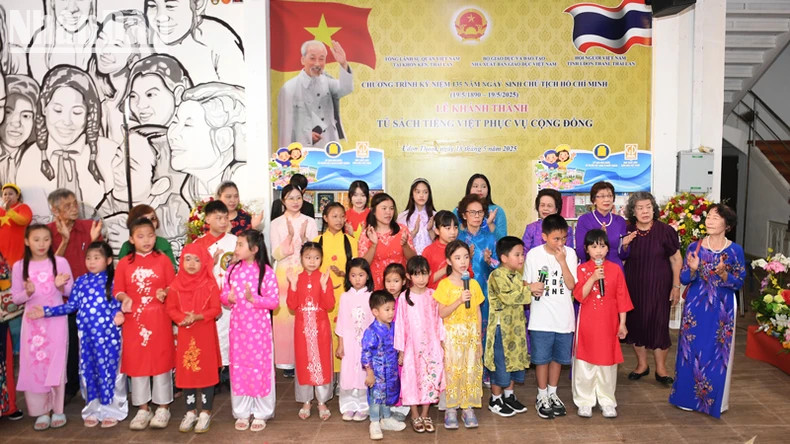 庆安越南语小学师生表演的颂扬胡志明主席的文艺节目。