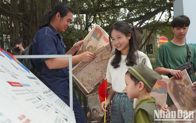 许多家庭带孩子来了解4月30日的意义。 许多家庭带孩子来了解4月30日的意义。