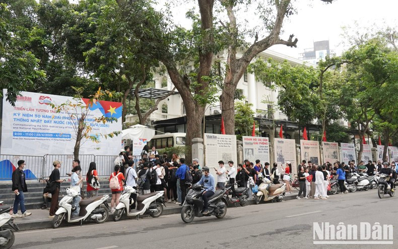 还剑湖畔的互动展览以优越的地理位置和丰富的内容吸引了众多观众驻足参观。 还剑湖畔的互动展览以优越的地理位置和丰富的内容吸引了众多观众驻足参观。