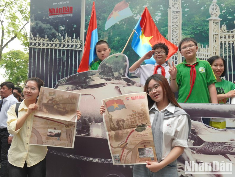 这本特刊收录了大量珍贵资料,激发了青年一代对祖国的热爱。 这本特刊收录了大量珍贵资料,激发了青年一代对祖国的热爱。