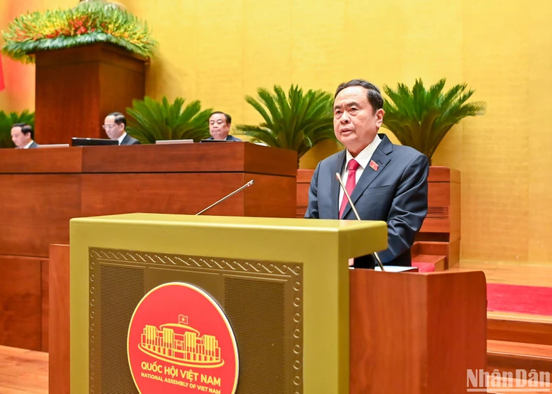 越南国会主席陈青敏发表讲话。