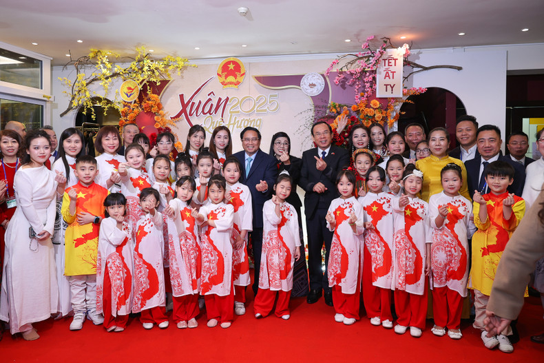 范明正总理一行同旅捷越南人合影。 范明正总理一行同旅捷越南人合影。