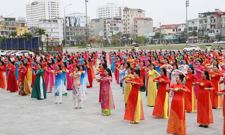 代表们鼓励妇女会员参加民间舞蹈表演。 代表们鼓励妇女会员参加民间舞蹈表演。