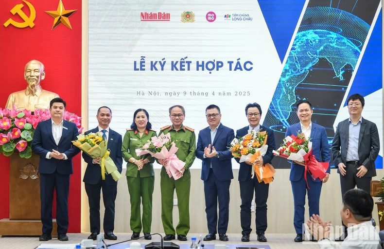 黎国明总编辑向各位代表送花。