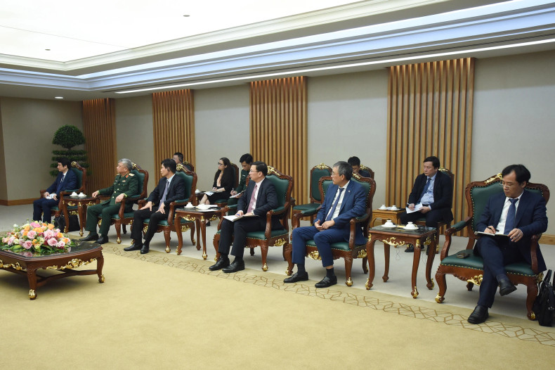 越南各部委领导代表出席会见。