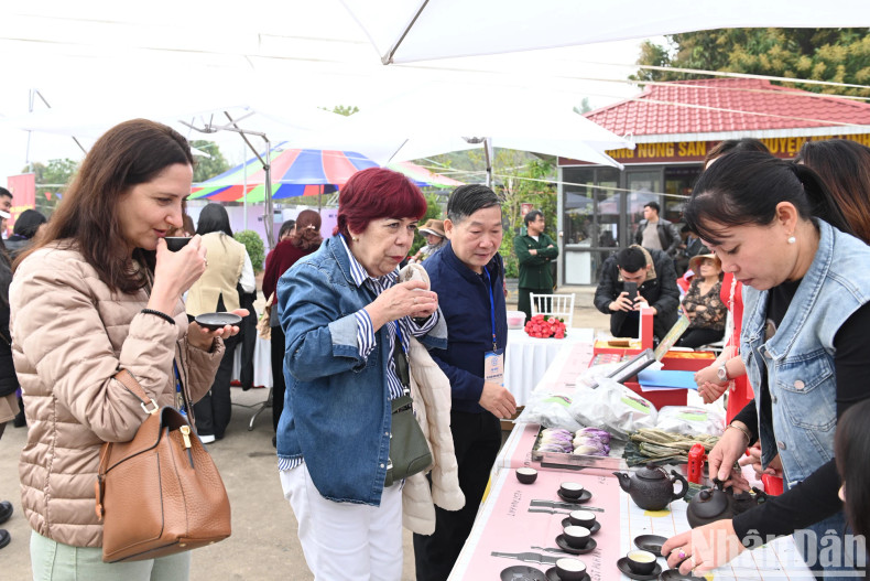 各位代表品尝莲花茶。 各位代表品尝莲花茶。