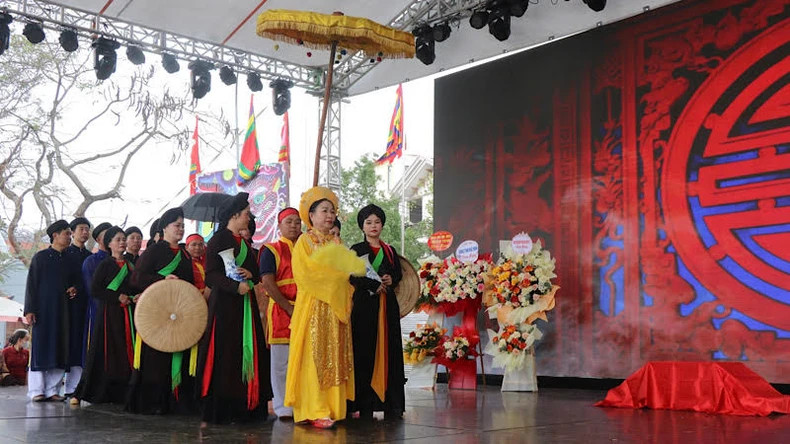 再现了婆王下令开春的故事。